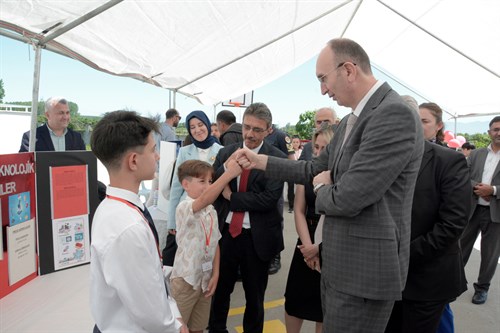 Sayın Kaymakamımız Günhan YAZAR, Süleyman Şah Ortaokulunun düzenlediği “TÜBİTAK 4006 Bilim Fuarı”nı ziyaret etti.